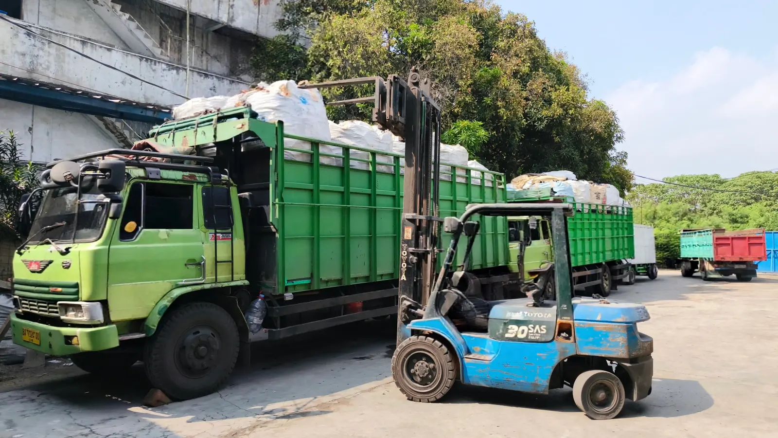 Armada logistik dan fasilitas pabrik PT SKBU