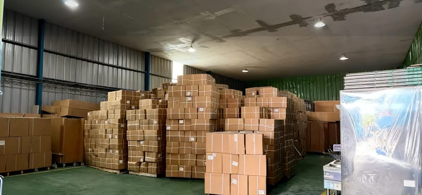 Kapasitas penyimpanan gudang dan stok material baja PT SKBU