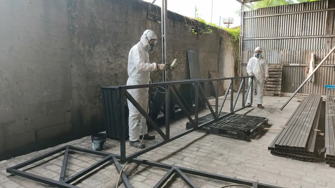 Karyawan PT SKBU Saat Bekerja